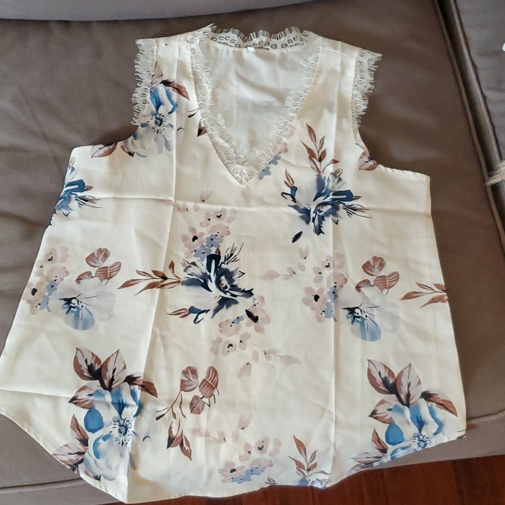 Sleeveless Blouse new without tags